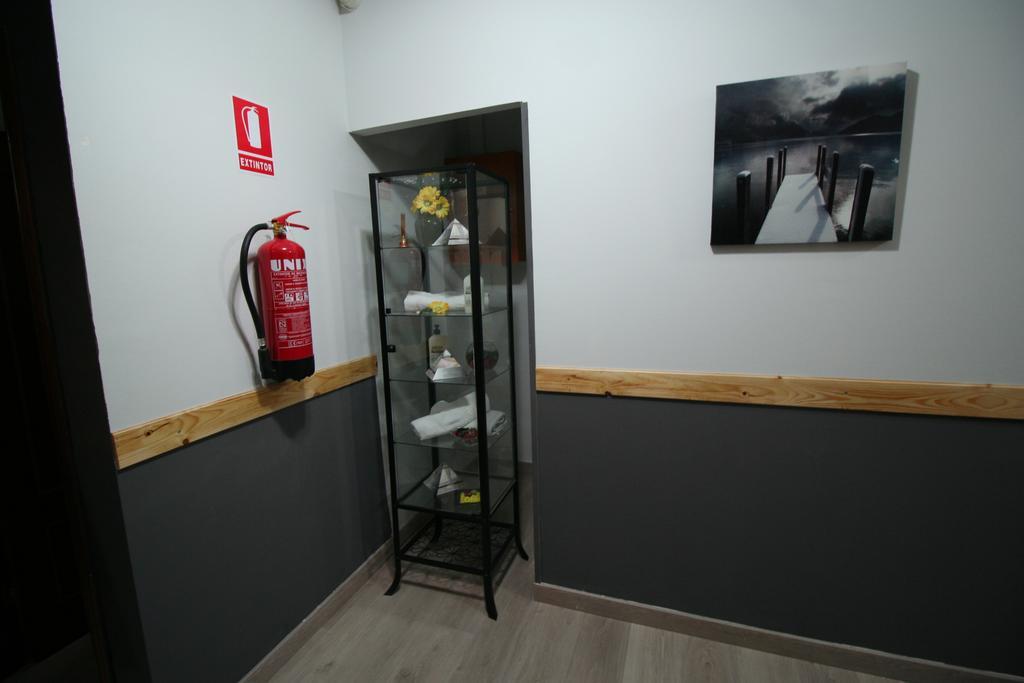 Hostal Restaurante Avenida De Madrid Terrassa Exterior foto
